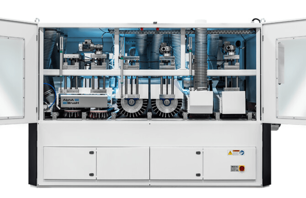 Børstepudseren er udstyret med to brede krydsbånd, to store valser, samt oscillerende og roterende diske, der sliber emnerne fra alle retninger