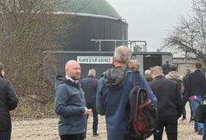 Deltagere ved temadagen besøger biogasanlægget på Gråsten Landbrugsskole, hvor Frank Wennerberg fra GreenFarm fortæller om anlægget og det tilhørende CO₂-fangstsystem. Foto: Laila Dam / Food & Bio Cluster Denmark.