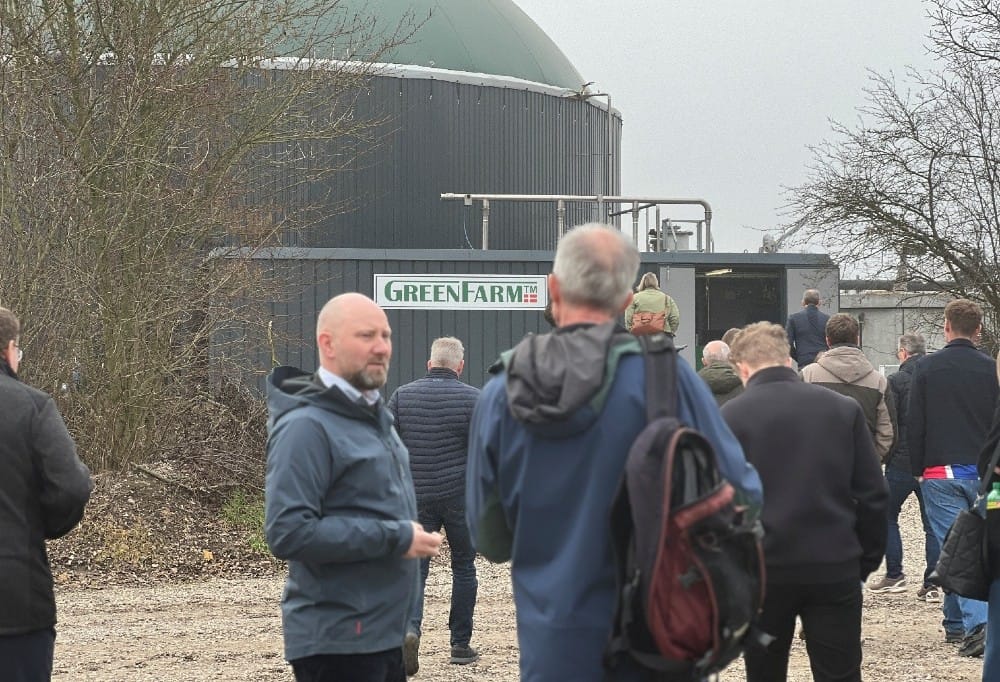 Deltagere ved temadagen besøger biogasanlægget på Gråsten Landbrugsskole, hvor Frank Wennerberg fra GreenFarm fortæller om anlægget og det tilhørende CO₂-fangstsystem. Foto: Laila Dam / Food & Bio Cluster Denmark.
