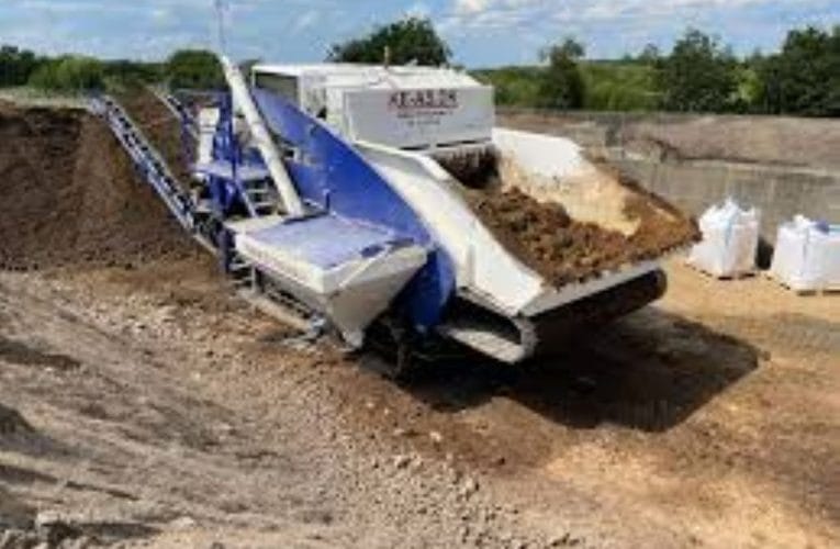 Stabiliseringsmidlet er oftest brændt kalk, men i visse jordtyper kan cement også anvendes.