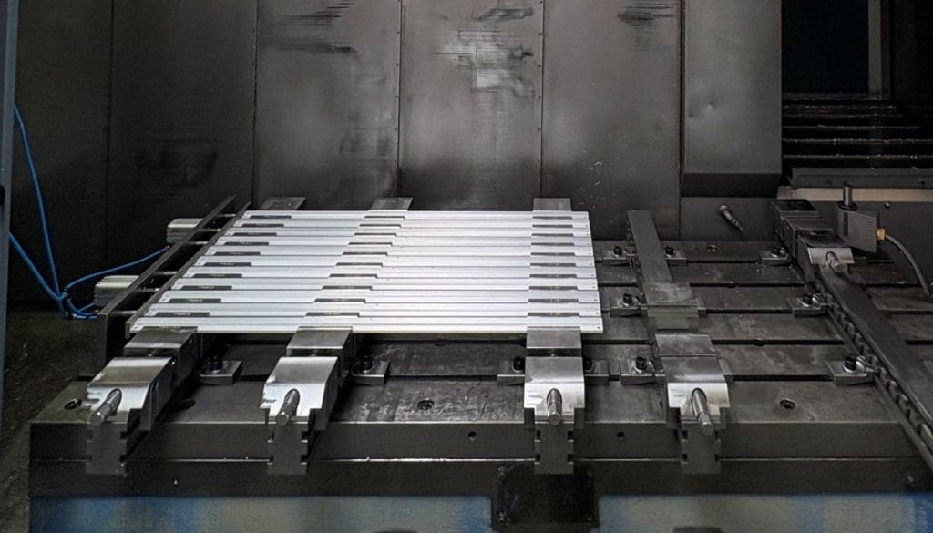 Gennem OSG Scandinavia har PH Pladeteknik investeret i en fleksibel opspændingsløsning fra Polund i form af PRO-CLAMP Flexible skruestikke til bearbejdning af aluminiumprofiler på deres Mazak VTC 300C. 