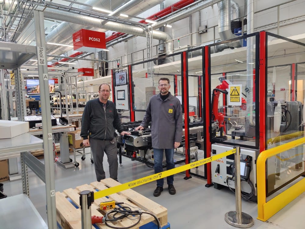 RoboTool halverer gennemløbstid og øger kvalitet. Jackie Middelhede, production test engineer, Danfoss Power Solutions tv+ René Skjøt Borg, RoboTool