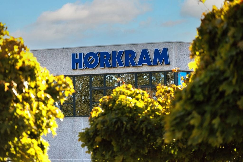 Der er tale om cirka 350 garderobeskabe med tilhørende bænke og et specialudviklet låsesystem, som i løbet af foråret skal leveres til Hørkrams hovedsæde i Hørning
