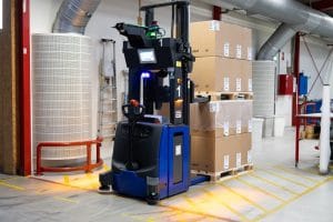 For at udnytte pladsen optimalt kan Global AGV stable paller med last i halv højde oven på hinanden.