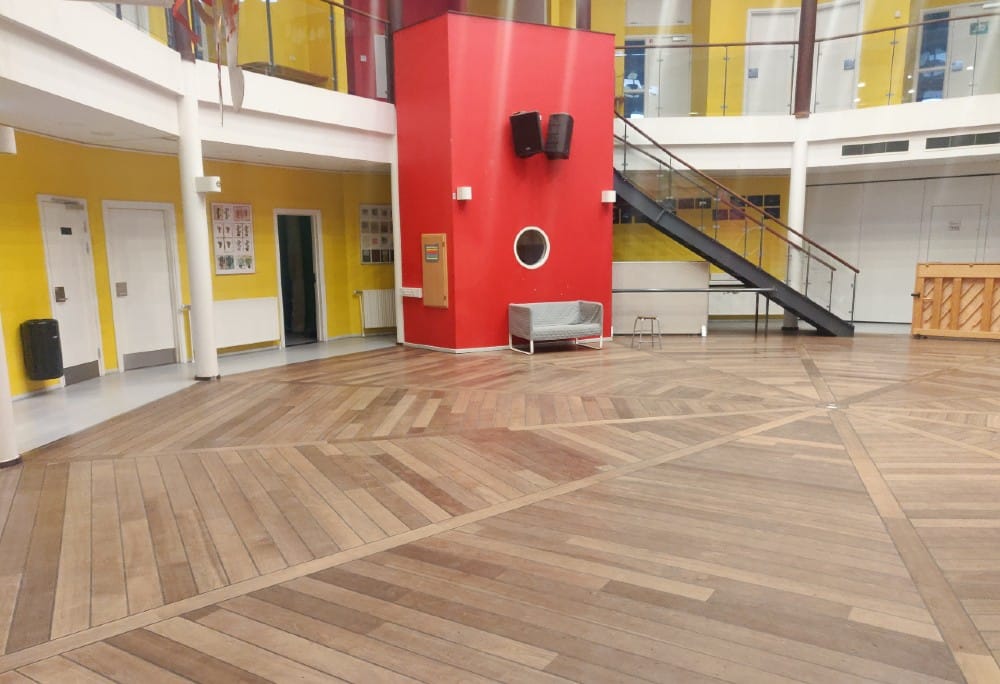 Vestermarksskolen: Vestermarksskolen i Odder er opført med fokus på god akustik, hvor lydisolerende materialer bidrager til et bedre læringsmiljø og øget koncentration blandt eleverne. Fotokredit: James Hardie