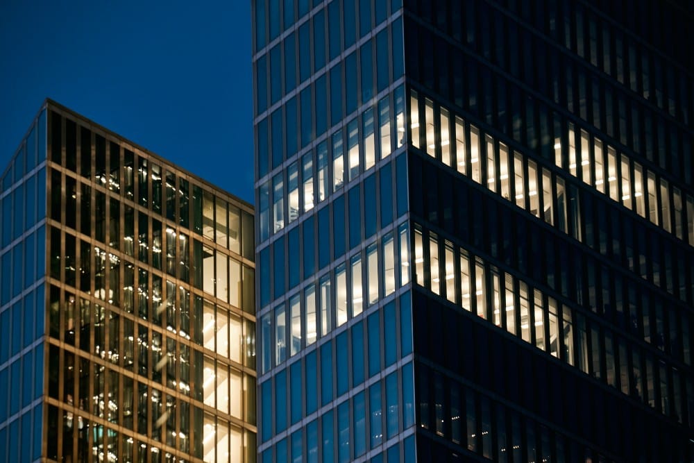 Ustabile temperaturer i kontormiljøer handler ikke kun om komfort, det kan også have direkte betydning for medarbejdernes trivsel og præstation. 