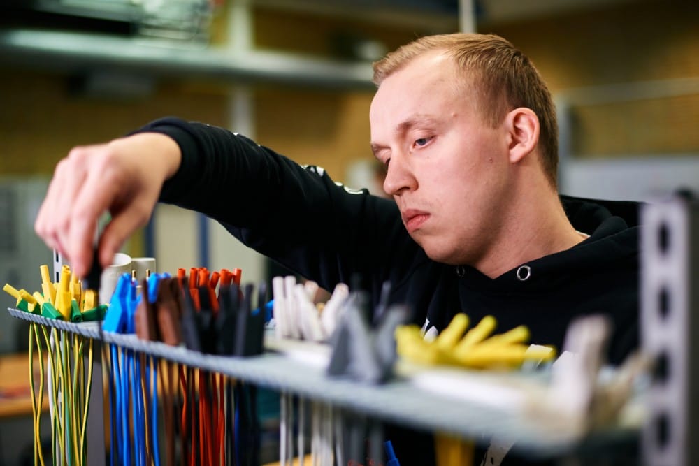 MARTEC modtager donation til nyt højspændingslaboratorium