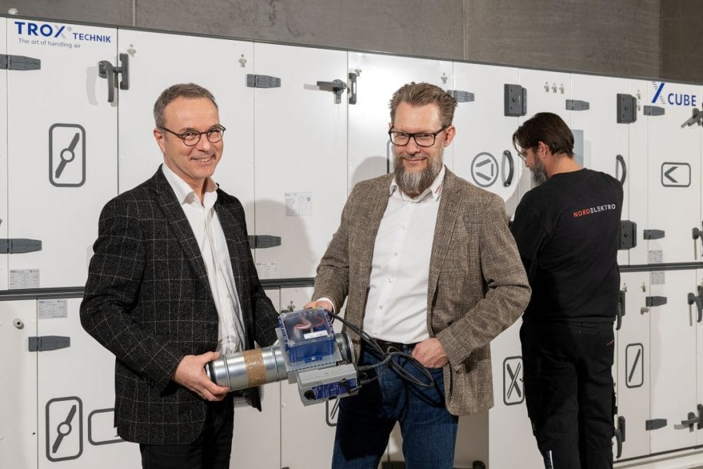 Fra venstre: Niels Christensen (adm. direktør i TROX Danmark) og Michael Saxtoft (adm. direktør i Nordelektro). (Fotograf: Svend Christensen, Fotograferne Nibe).