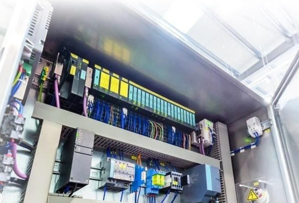 Når produktionen stopper – hvem finder fejlen først?