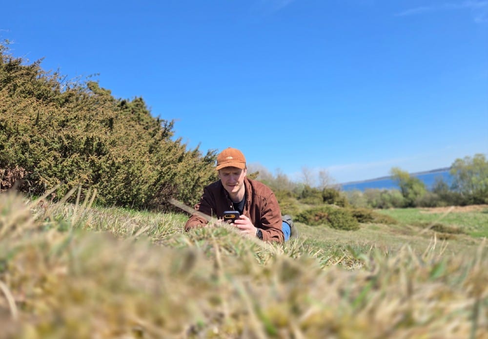 Lars Emil S. Feldager Hansen, biolog i Skive Kommune bruger den nye app til en §3 naturbesigtigelse på en hede nær Lyby Strand. Foto: Skive Kommune