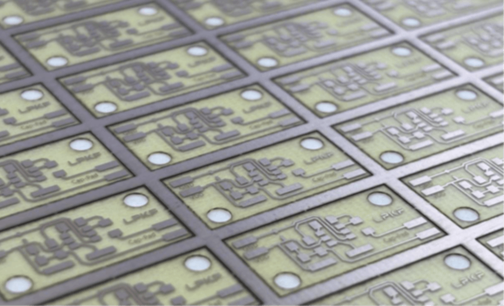 Det er både hurtigt og effektivt at producere printkortprototyper med vores lasersystemer, se nedenfor. Printkortmønsterkort på under 35 sekunder.