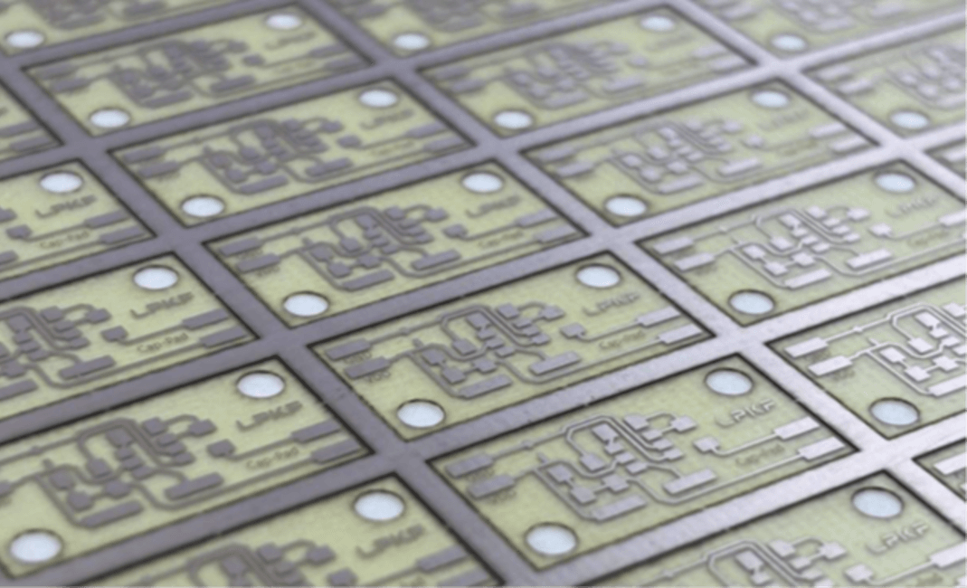 Det er både hurtigt og effektivt at producere printkortprototyper med vores lasersystemer, se nedenfor. Printkortmønsterkort på under 35 sekunder.
