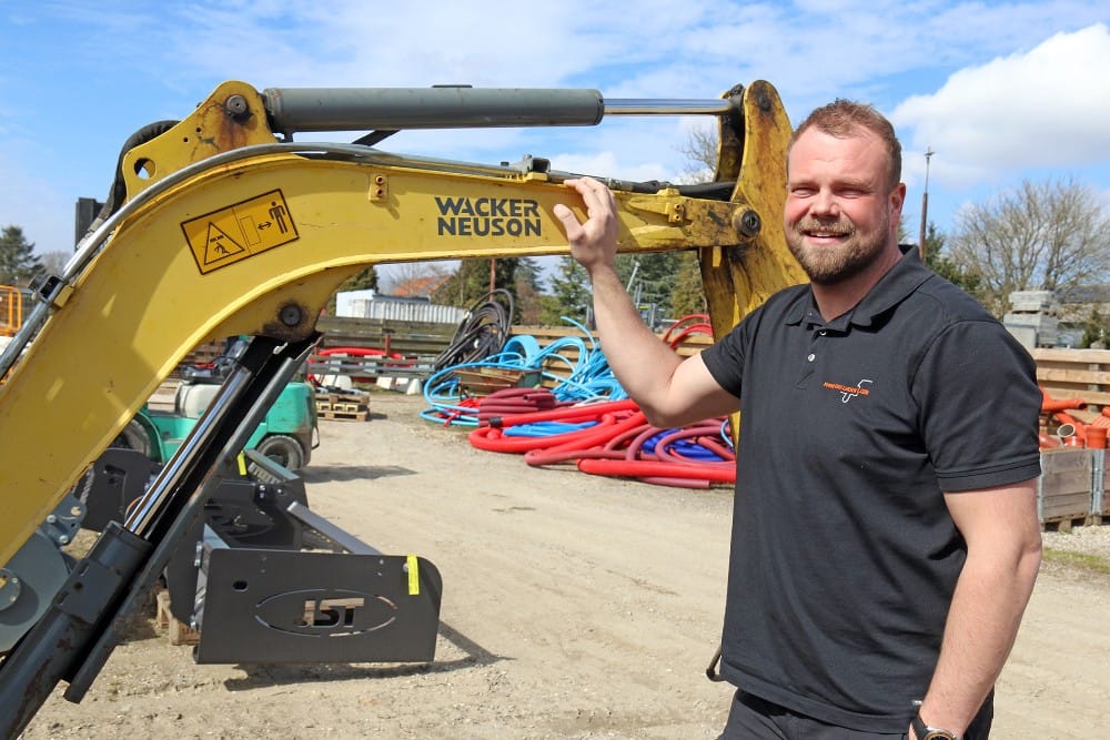Projektleder Søren Larsen konstaterer, at Wacker Neuson-grejet ikke nødvendigvis behøver at være skinnende nyt for at klare opgaverne. Her med en gravemaskine, der har passeret den første ungdom, men stadig graver som i sin ungdoms vår.