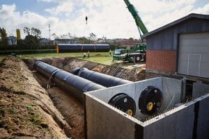 Flere danske vandværker står i disse år over for en nødvendig udskiftning af ældre drikkevandstanke i beton eller stål. Skærpede krav til driftssikkerhed, arbejdsmiljø og bæredygtighed betyder, at materialevalget i stigende grad genovervejes. Her vinder drikkevandstanke i plast frem som et attraktivt og veldokumenteret alternativ.