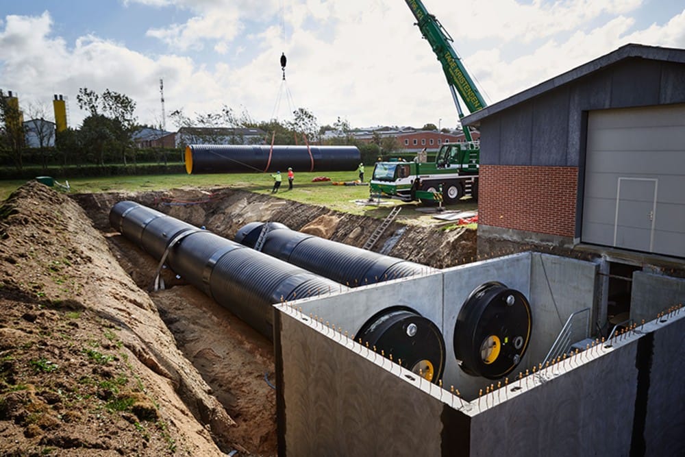 Flere danske vandværker står i disse år over for en nødvendig udskiftning af ældre drikkevandstanke i beton eller stål. Skærpede krav til driftssikkerhed, arbejdsmiljø og bæredygtighed betyder, at materialevalget i stigende grad genovervejes. Her vinder drikkevandstanke i plast frem som et attraktivt og veldokumenteret alternativ.