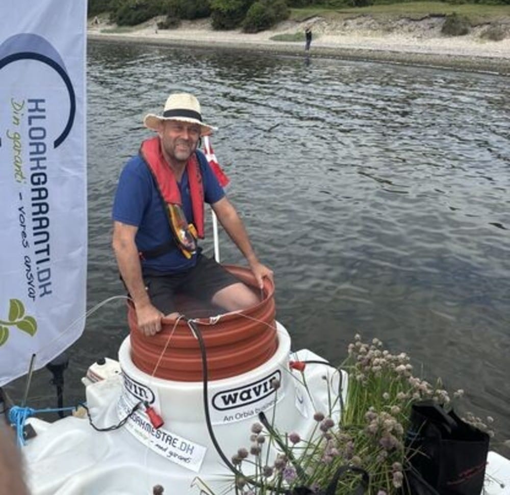 Da Kloakmessen 2026 satte besøgsrekord med 5.210 gæster, måtte formand for Danske Kloakmestre, Verner H. Kristiansen, holde sit løfte om at krydse Mariager Fjord i en nedsivningstank.