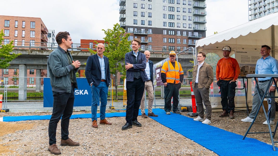 CG Jensen udfører i fagentreprise råhus og byggegrube på et 13.000 kvadratmeter stort bolig- og hotelprojekt i Ørestad for Skanska. Forleden var der første spadestik på projektet.