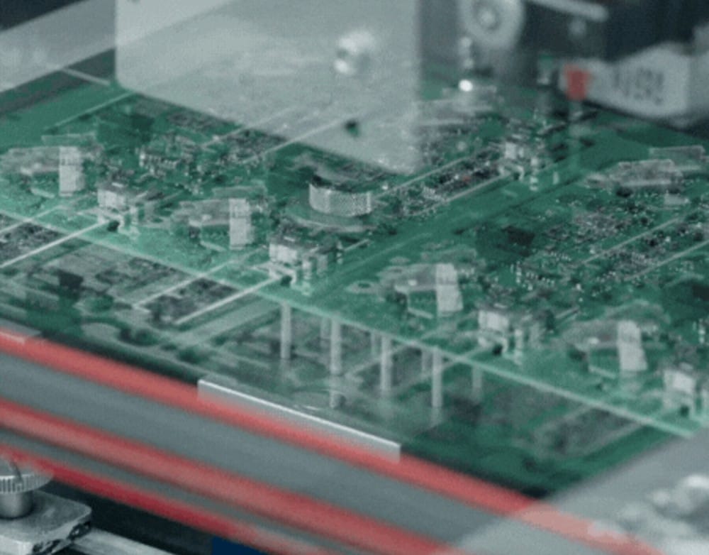 Fra præcision til performance – et kig ind i elektronikproduktionen hos LEA