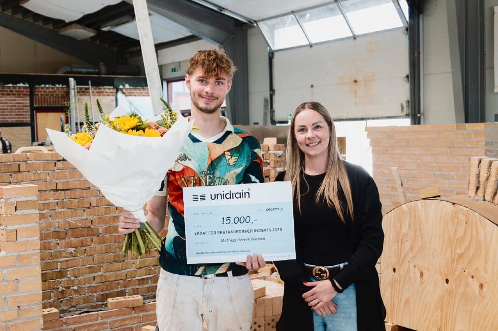 Katrine Kjøller, Area Sales Manager hos Unidrain, overrakte talentlegatet til murerlærling Mathias Henrik Nielsen på EUC Sjælland.