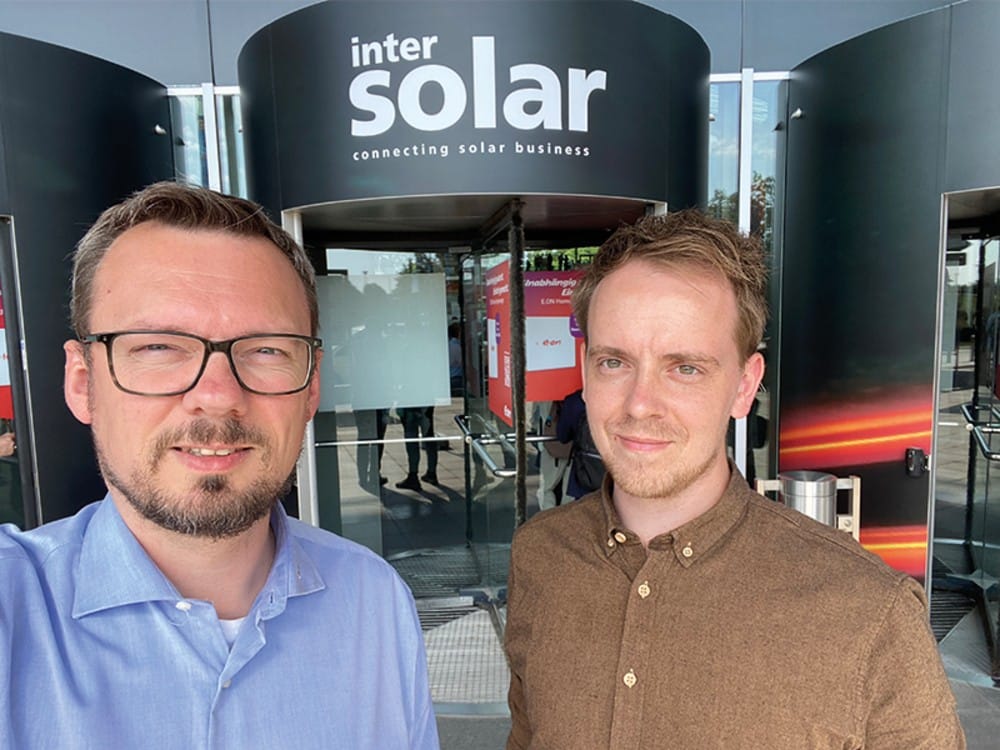 Solarparks CEO Jacob Engdal (tv.) og projektleder Martin Kolling (th.) besøgte Intersolar-messen i München den 23.-25. august, 2026.