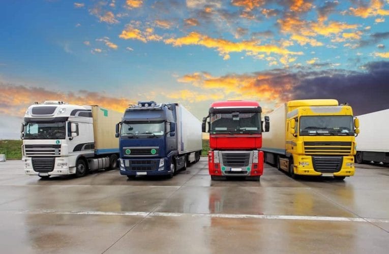 Når man arbejder med vejtransport, spedition, distribution eller farligt gods, møder man hurtigt mange betegnelser for lastbiler, trailere og vogntog.
