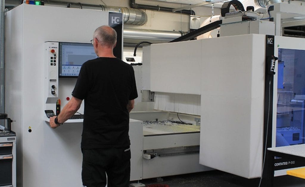 Industritekniker ved en af de nye maskiner - Foto: Induflex