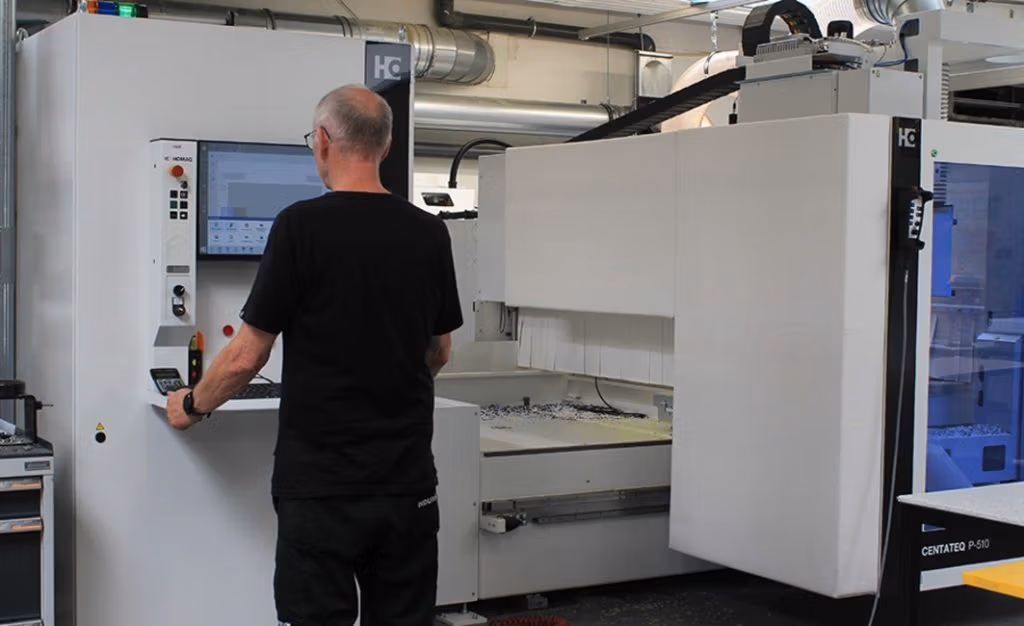 Industritekniker ved en af de nye maskiner - Foto: Induflex