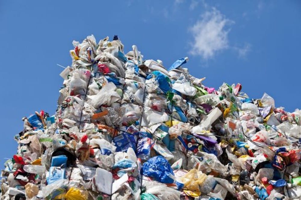 Moderne blød fødevareemballage er teknisk avanceret og består typisk af flere plastlag, barrierefilm, trykfarver, lim og i nogle tilfælde metalliserede overflader. Det gør materialet vanskeligt at genanvende. Teknologisk Institut.