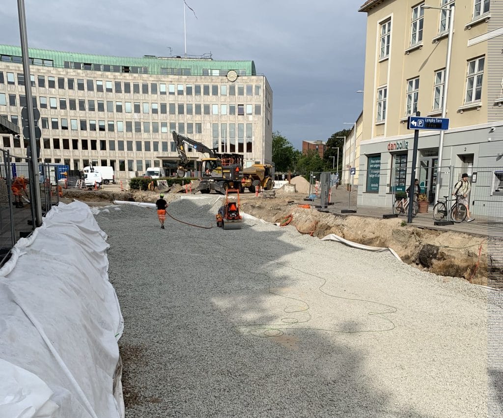 I 8-10 meters dybde er undergrunden i Lyngby for blød til at kunne klare det øgede pres, som letbanen vil give. Her er Durapor® brugt til at hjælpe med at forstærke jordbunden