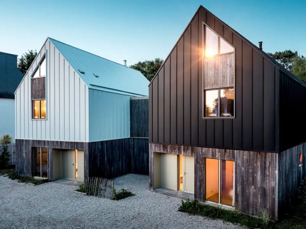 I Bretagne har Riguidel Architectes opført to boliger med PREFALZ-tag og -facade af aluminium i P.10 ren hvid og sortgrå. Visuelt beslægtede, men med hver sit særpræg.