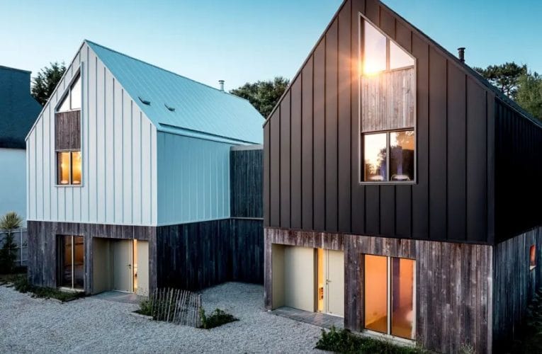 I Bretagne har Riguidel Architectes opført to boliger med PREFALZ-tag og -facade af aluminium i P.10 ren hvid og sortgrå. Visuelt beslægtede, men med hver sit særpræg.