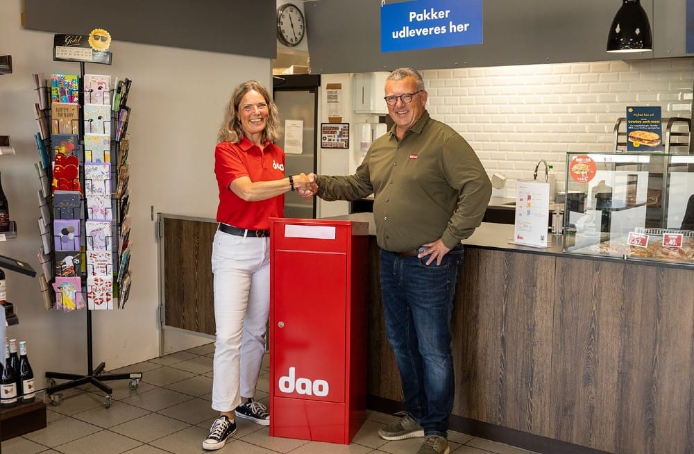 Jette Brandstrup, retailchef hos dao, og Finn Mikkelsen, projektchef hos Renz A/S, på besøg hos Shell i Vejle.