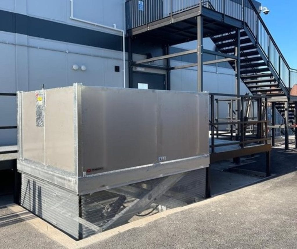 En specialdesignet docklift blev udviklet og installeret som en del af et nybyggeri på Queen’s Medical Centre i Nottingham