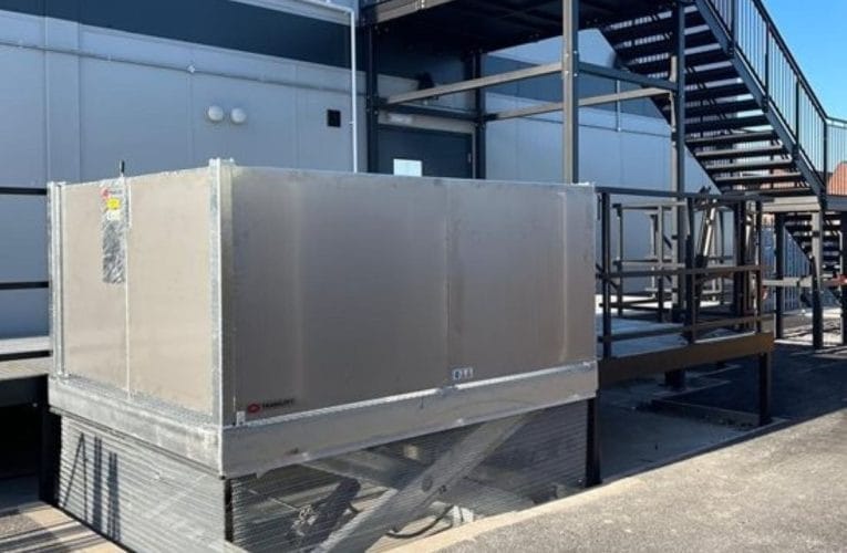 En specialdesignet docklift blev udviklet og installeret som en del af et nybyggeri på Queen’s Medical Centre i Nottingham