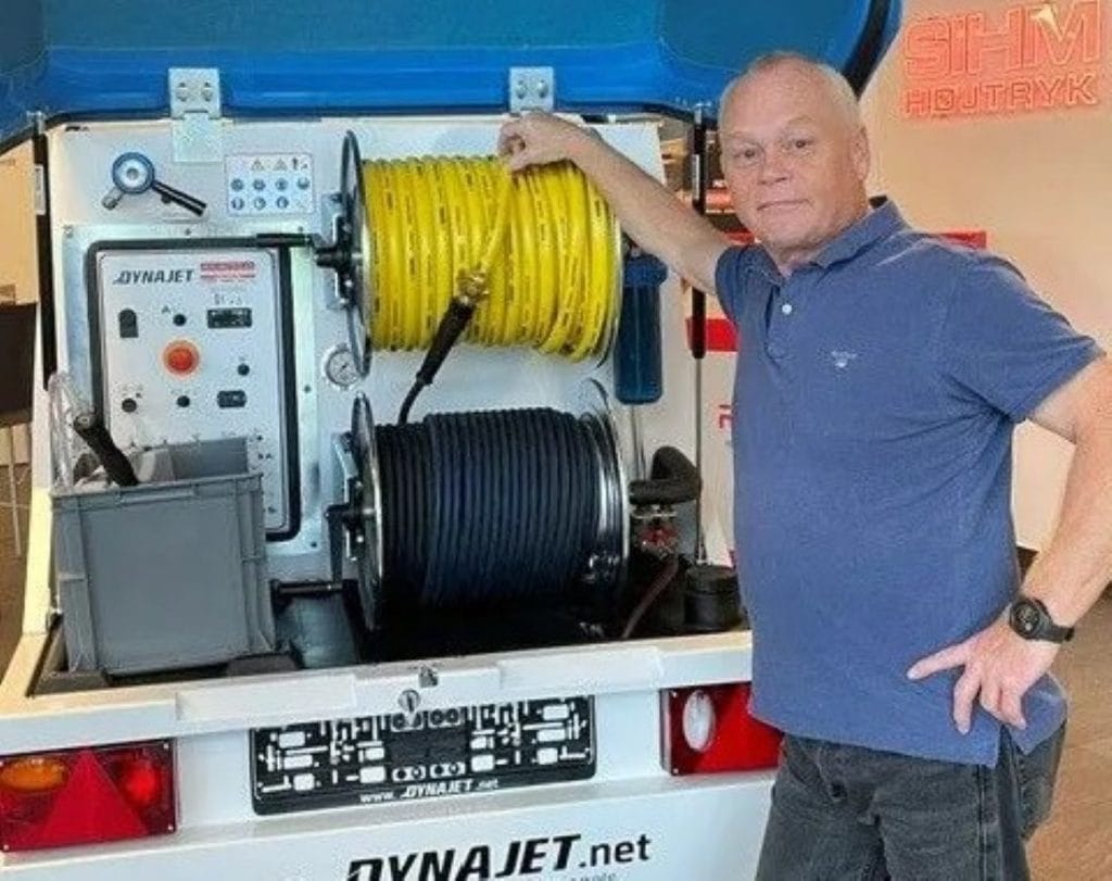 Flemming er ansat som sælger, med primært fokus på produkter fra Dynajet, Hako (tidl Oertzen) og Aquajet og vil være at finde både på kontoret i Esbjerg og ude på de dansk landeveje.