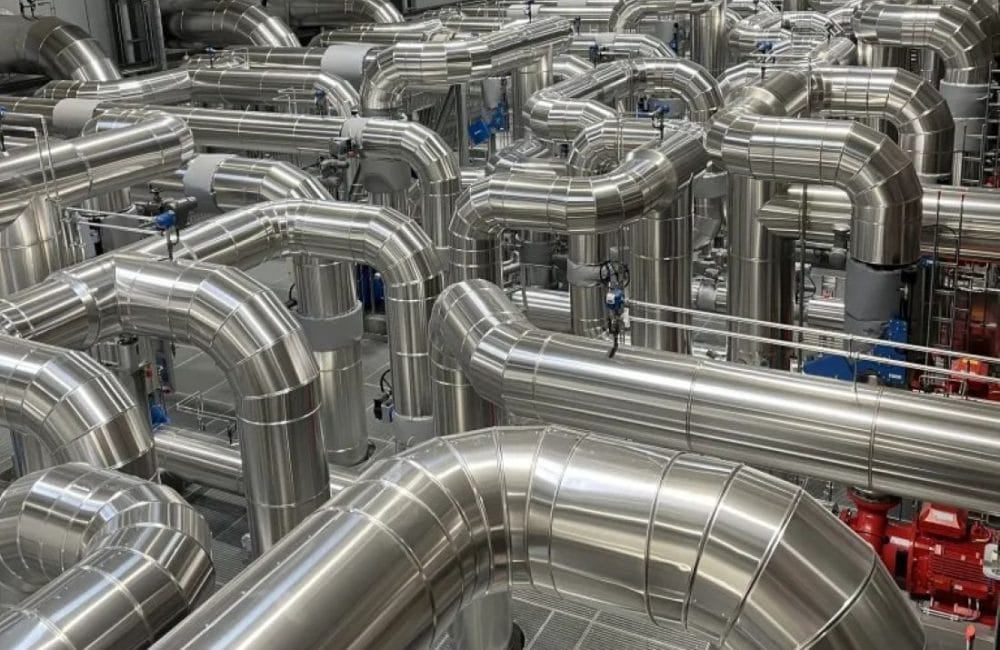 Hos Kramer Industri A/S specialiserer vi os i teknisk isolering til alle type af industrielle anlæg og leverer skræddersyede løsninger, der kan reducerer energiforbruget, mindske varmetab og skabe et mere bæredygtigt miljø.