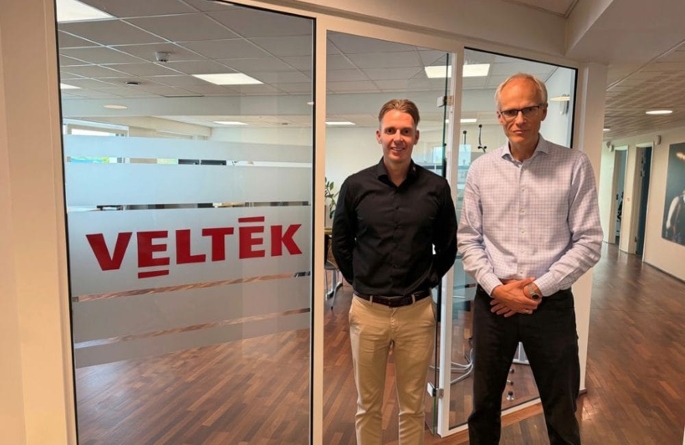 Til venstre ses Kenni Abildgaard Westh, Manager i EG, og til højre Lennart Østergaard, direktør i VELTEK. Sammen styrker EG og VELTEK arbejdet med ETIM og standardiserede produktdata i installationsbranchen. Foto: Veltek