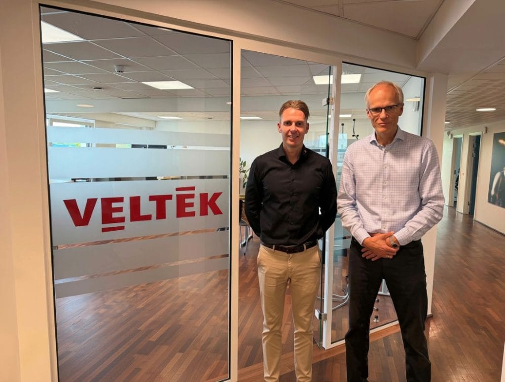 Til venstre ses Kenni Abildgaard Westh, Manager i EG, og til højre Lennart Østergaard, direktør i VELTEK. Sammen styrker EG og VELTEK arbejdet med ETIM og standardiserede produktdata i installationsbranchen. Foto: Veltek