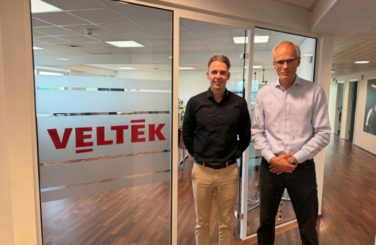 Til venstre ses Kenni Abildgaard Westh, Manager i EG, og til højre Lennart Østergaard, direktør i VELTEK. Sammen styrker EG og VELTEK arbejdet med ETIM og standardiserede produktdata i installationsbranchen. Foto: Veltek