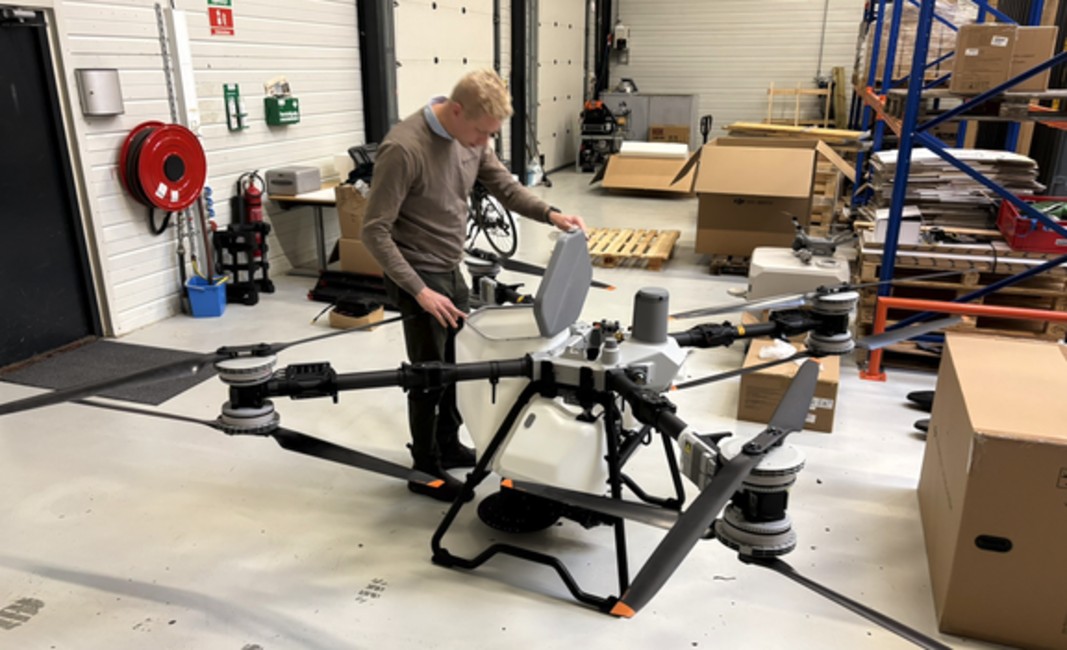 En 200 kg tung landbrugsdrone skal ikke kun kunne erstatte traktoren, når markerne er våde, eller majsen står højt. Den skal også kunne konkurrere på økonomien. Derfor undersøger Teknologisk Institut og projektpartnerne i N-Drone, om såning og gødskning fra luften kan udføres billigere pr. hektar end med traktorbårne redskaber. Foto: Teknologisk Institut
