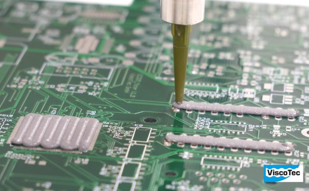 Præcis dosering af termisk pasta på et printkort. Højfyldte thermal interface materials (TIM) kan stille store krav til både materialeforsyning, doseringsteknologi og proceskontrol