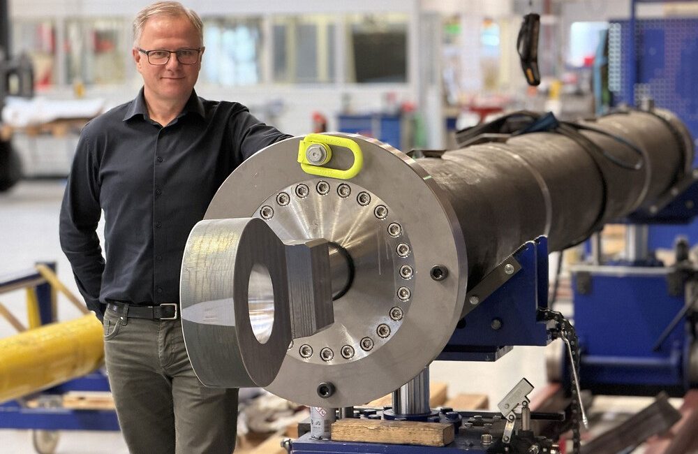Sales Manager & Partner Niels Storgaard Jensen står blandt cylindre på vej gennem produktionen.