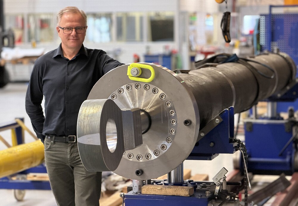 Sales Manager & Partner Niels Storgaard Jensen står blandt cylindre på vej gennem produktionen.