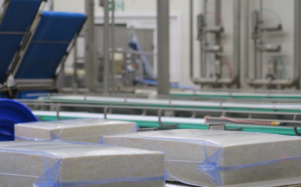 Vakuumpakkede osteblokke i DMKs pakkehal. Foto: Busch Vacuum Solutions.