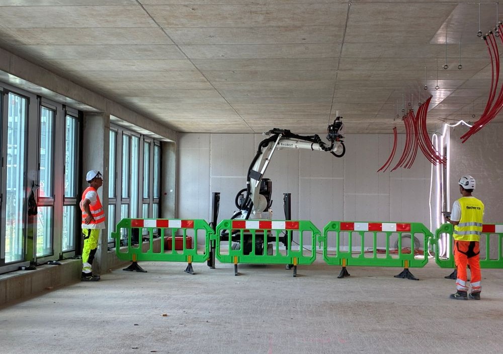 fischers byggerobot BauBot automatiserer borearbejdet på byggepladsen og kan udføre præcise boringer i både gulve, vægge og lofter ved hjælp af digitale projektdata.