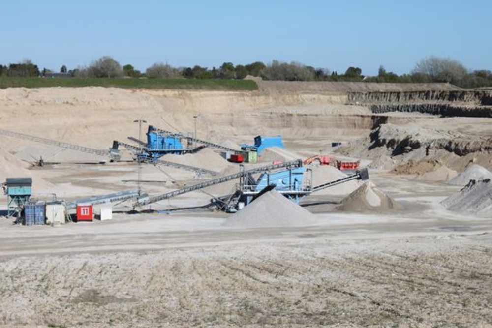I 2023 brugte Danmark omkring 60 millioner tons sand og grus. Det svarer til knap halvdelen af landets samlede materialeforbrug. Cirka 80 procent af råstofferne går til anlæg som veje og kystsikring, og cirka 20 procent går til byggeri, især beton og tegl. Og pr. indbygger bruger Danmark flere mineralske råstoffer end mange andre EU-lande. Arkivfoto: Colourbox.